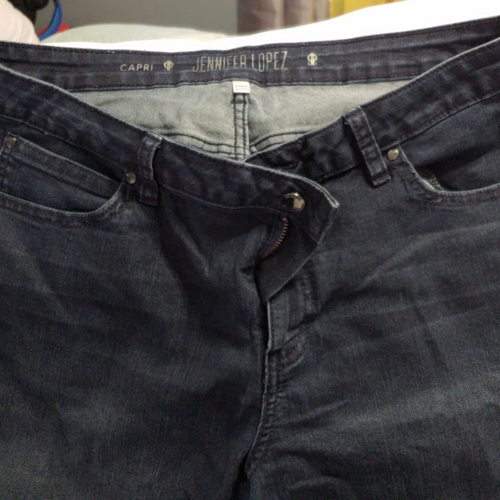 Jenifer Lopez dark wash capris